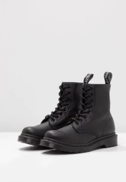 Dr. Martens 1460 Pascal Mono 8 Eye Boot - Bottines À Lacets - Black Virginia -Dr. Martens Soldes Boutique 24d96aa3020541aaaea49d4ffe4f5ffe