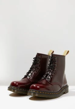Dr. Martens Winchester Ii Boot 1460 Vegan - Bottines À Lacets - Cherry 10 Dr. Martens Winchester Ii Boot 1460 Vegan - Bottines À Lacets - Cherry -Dr. Martens Soldes Boutique 2d96a4f186cb450aad5f0e76255e066c