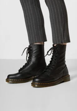 Dr. Martens 1490 10 Eye Virginia - Bottines À Lacets - Black 13 Dr. Martens 1490 10 Eye Virginia - Bottines À Lacets - Black -Dr. Martens Soldes Boutique 39678fdde4474011b86add9d44f29440