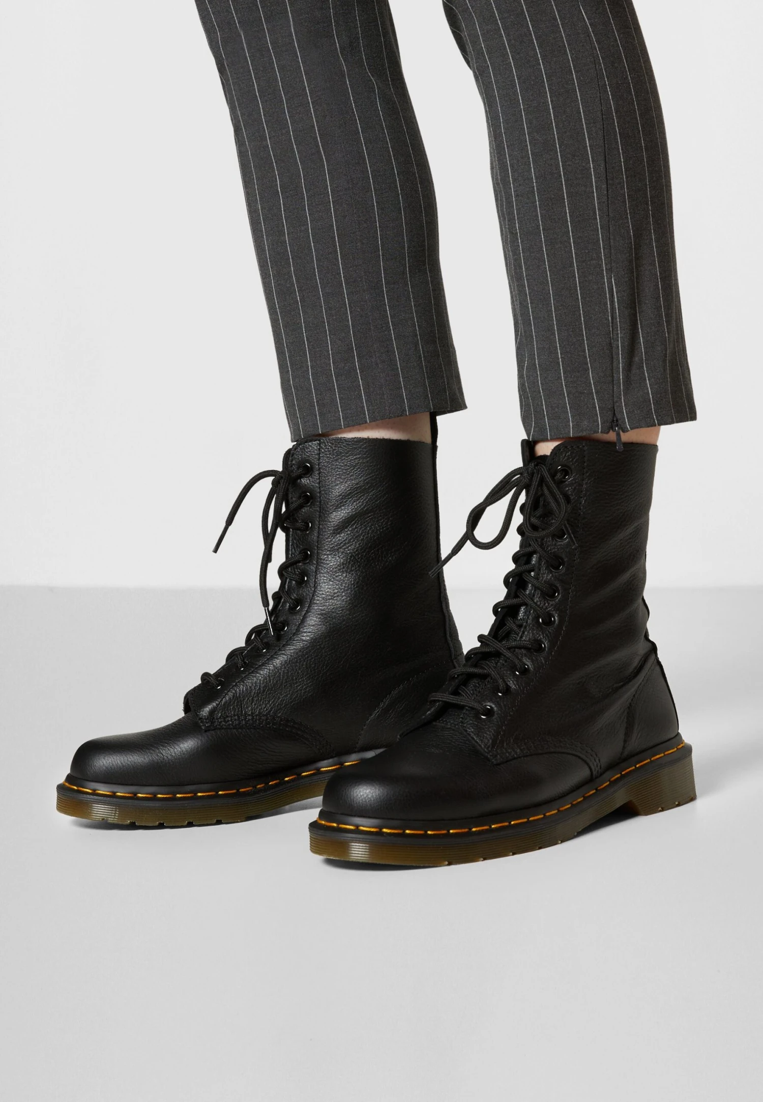 Dr. Martens 1490 10 Eye Virginia - Bottines À Lacets - Black 5 Dr. Martens 1490 10 Eye Virginia - Bottines À Lacets - Black – Image 3