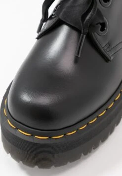Dr. Martens Holly - Derbies - Black Buttero 11 Dr. Martens Holly - Derbies - Black Buttero -Dr. Martens Soldes Boutique 63a2fc9657a44d8ea33e932524224ea9