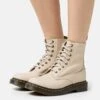 Dr. Martens 1460 Pascal - Bottines À Lacets - Parchment Beige Virginia -Dr. Martens Soldes Boutique 6d69d59f37c14b548f705e3db34e98d1