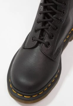 Dr. Martens 1490 10 Eye Virginia - Bottines À Lacets - Black 19 Dr. Martens 1490 10 Eye Virginia - Bottines À Lacets - Black -Dr. Martens Soldes Boutique 787980d39d9946b1b7f0beae4bd1df77