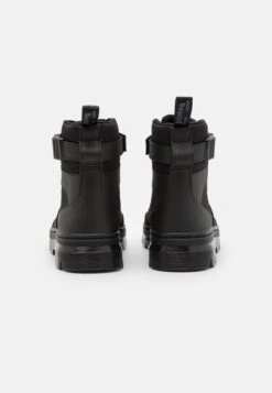 Dr. Martens Combs Tech -8 Eye Boot Unisex - Bottines À Lacets - Black -Dr. Martens Soldes Boutique 9f9ca25209f74b6fa32eabe4bf53bce4