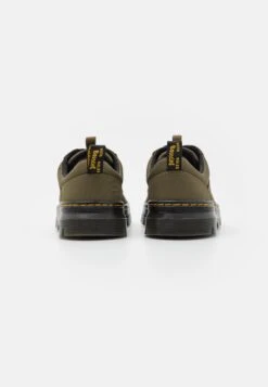 Dr. Martens Reeder Unisex - Chaussures À Lacets - Olive 10 Dr. Martens Reeder Unisex - Chaussures À Lacets - Olive -Dr. Martens Soldes Boutique c1ddc87c837240269bf449132e3b4f61