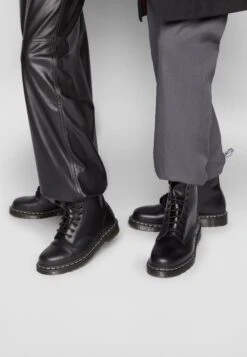 Dr. Martens 1460 Boot - Bottines À Lacets - Black/White -Dr. Martens Soldes Boutique c91cd86114b04c94a9da0b3910d0bd2b