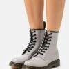 Dr. Martens 1460 - Bottines À Lacets - Grey Lamper -Dr. Martens Soldes Boutique d0c648e429824ab2a10c95c3ab3774ef